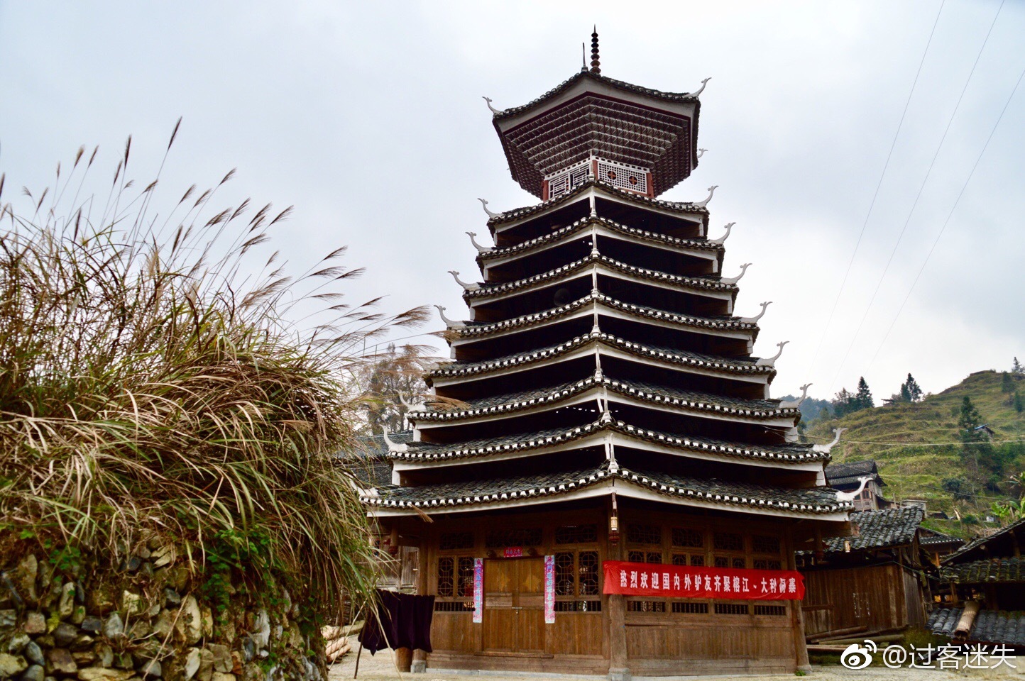 黔东南榕江县大利村的鼓楼挺拔耸立在村子最高的中心位置