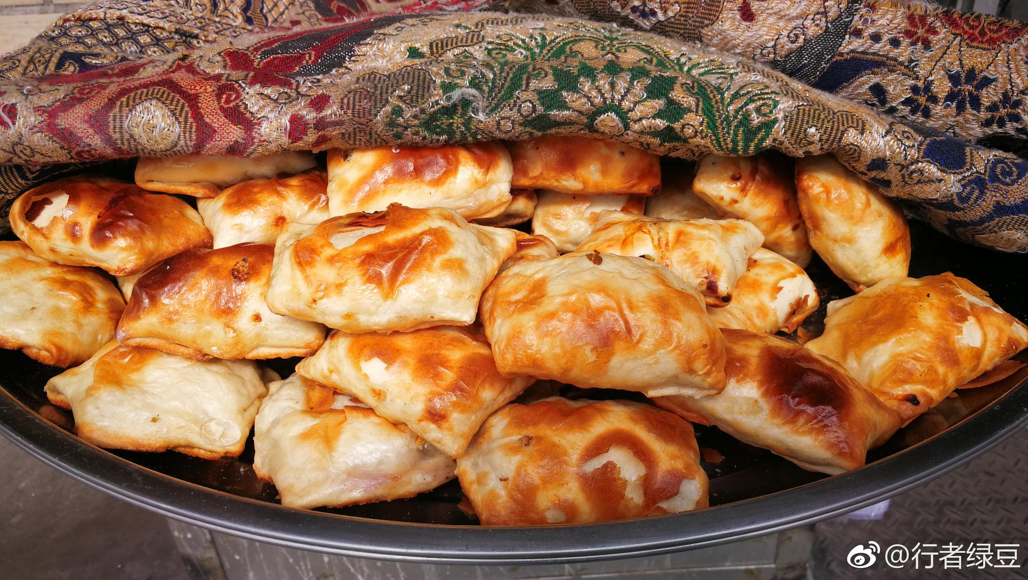 到了喀什,一定要去体验美食,抓饭,烤包子,馕坑肉,椒麻鸡