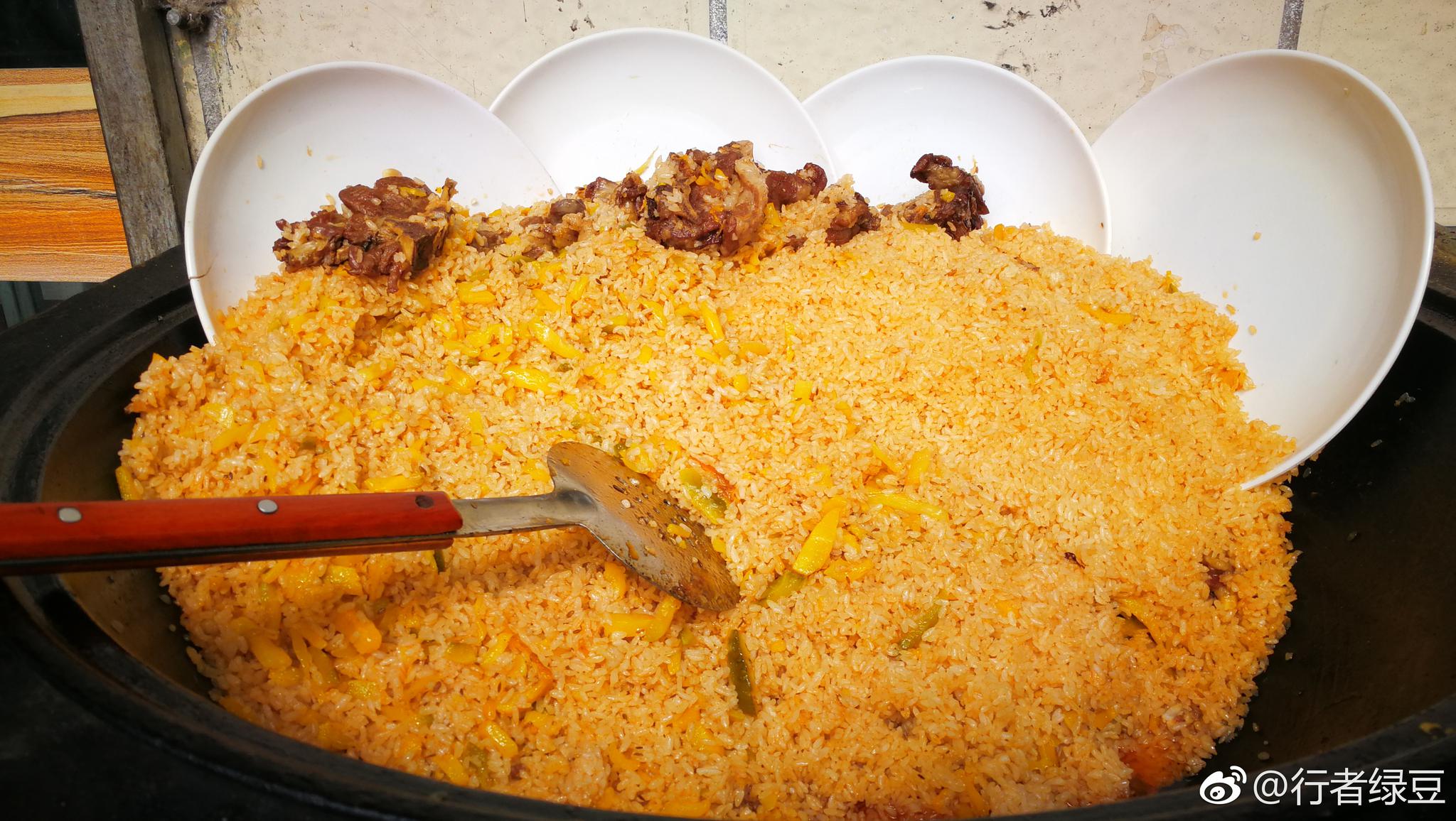 到了喀什,一定要去体验美食,抓饭,烤包子,馕坑肉,椒麻鸡