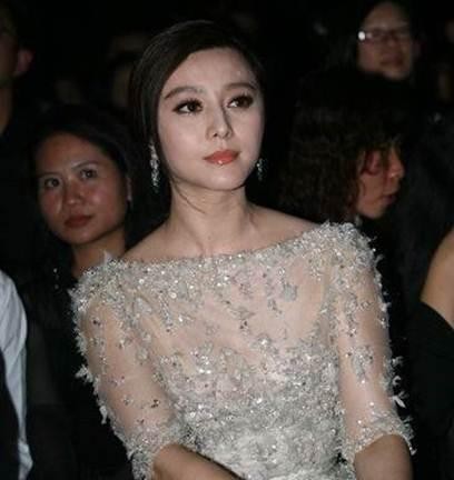 范冰冰身穿3d透明礼服出席活动抢眼 网友, 这才是范爷风范!