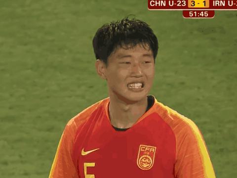 尴尬! 中国足球低级失误又添新素材, 国脚把球传入本方球门|高准翼|中国足球|失误_新浪新闻