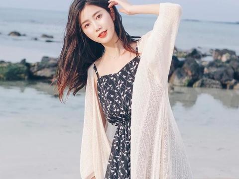 张蓝心晒出海边照,下半身毫不遮拦,身材好到全身只剩腿了!