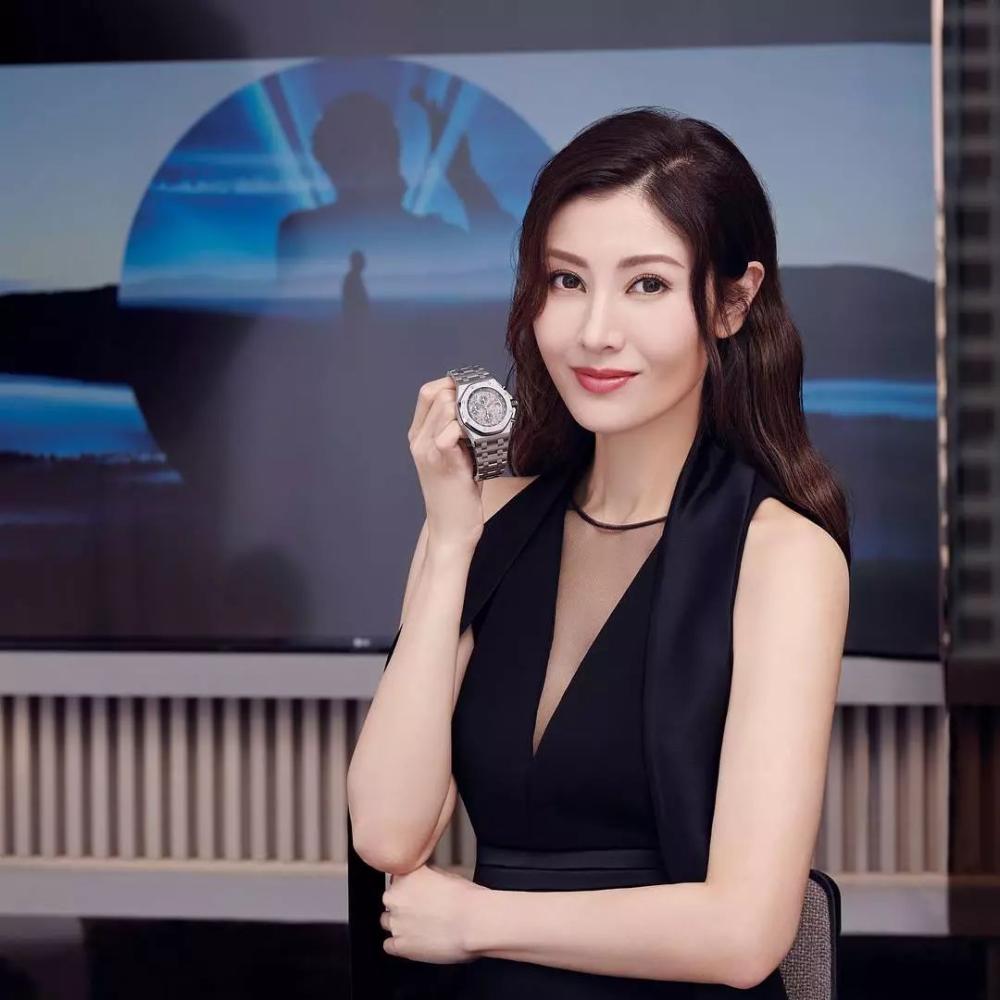 李嘉欣穿深v裙亮相引尖叫,身材略有发福,网友:美到不敢看