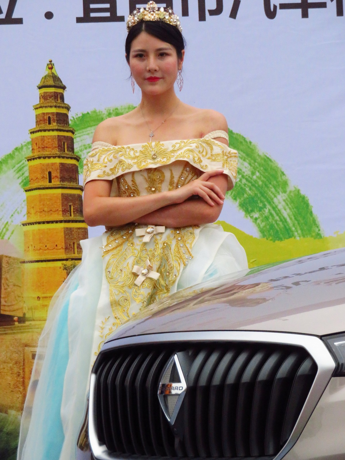 宜昌三峡广电秋季车展,模特展示s曲线好身材