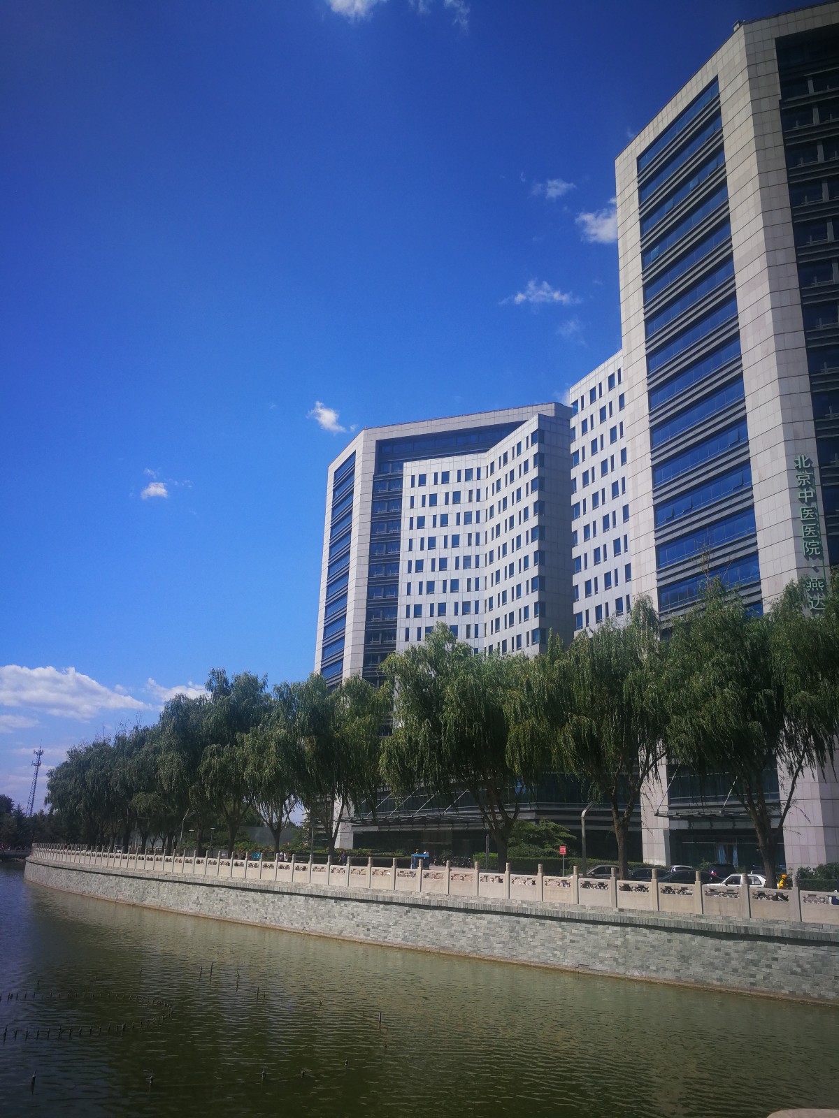 燕达医院,秋色正浓