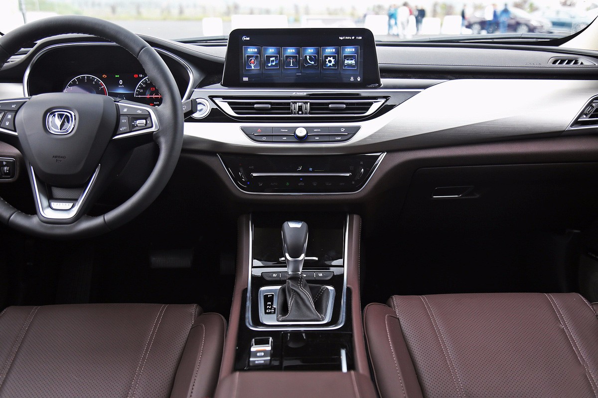 自媒体 正文 在内饰方面,睿骋cc远没有外观那般惊艳,但不论设计还是