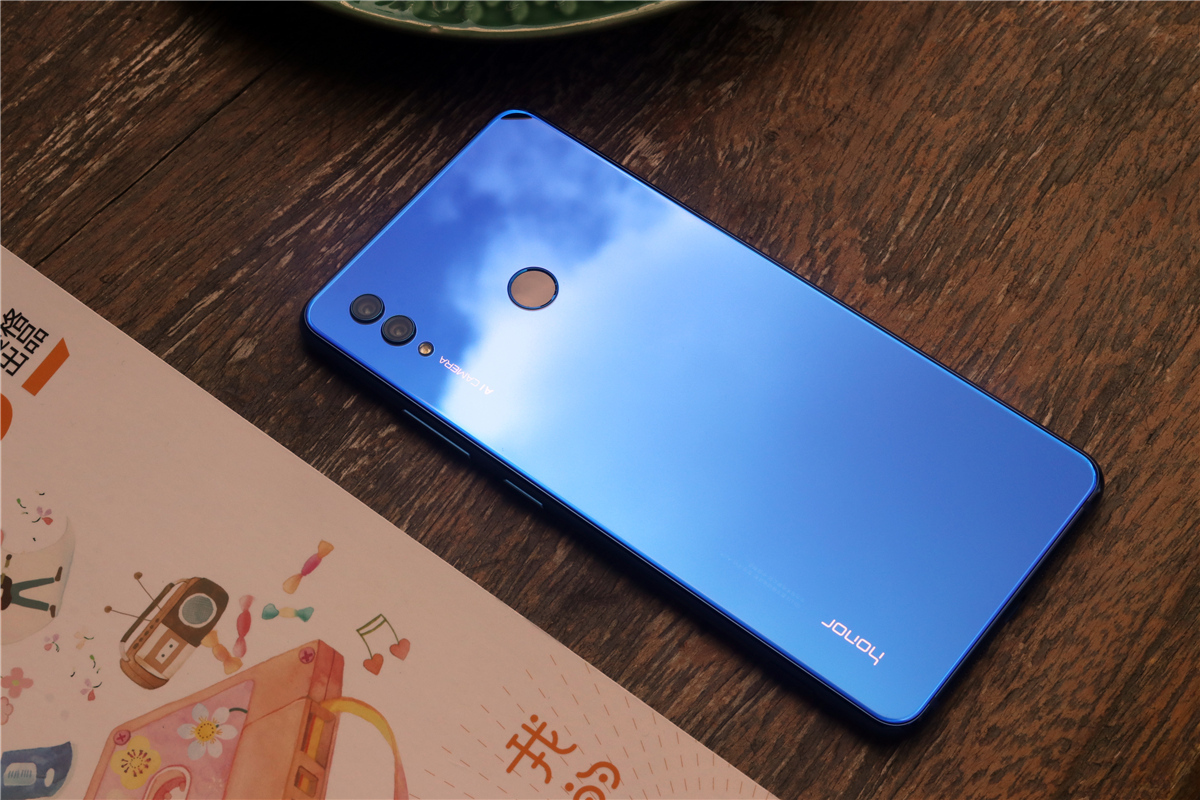 没有多余的开孔;而双摄旁边的aicamera标志和荣耀的logo外,也并无其他