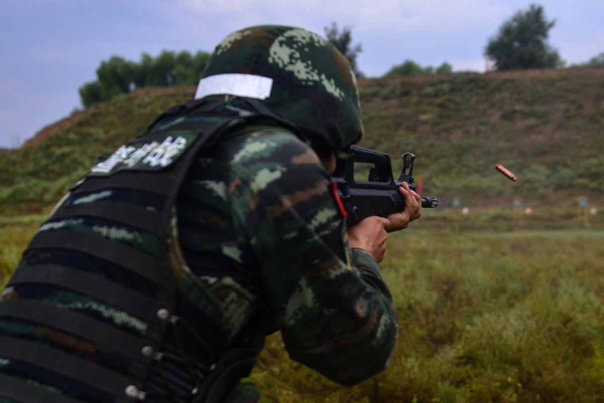 武警特战队员实战射击训练 打造"人枪合一"的神枪手