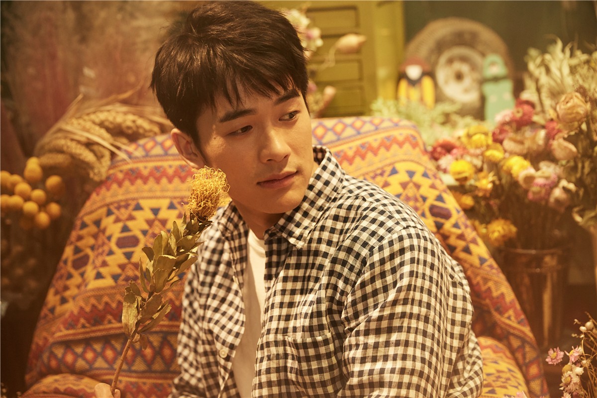 靳锦生日写真曝光 复古风呈现初秋暖意