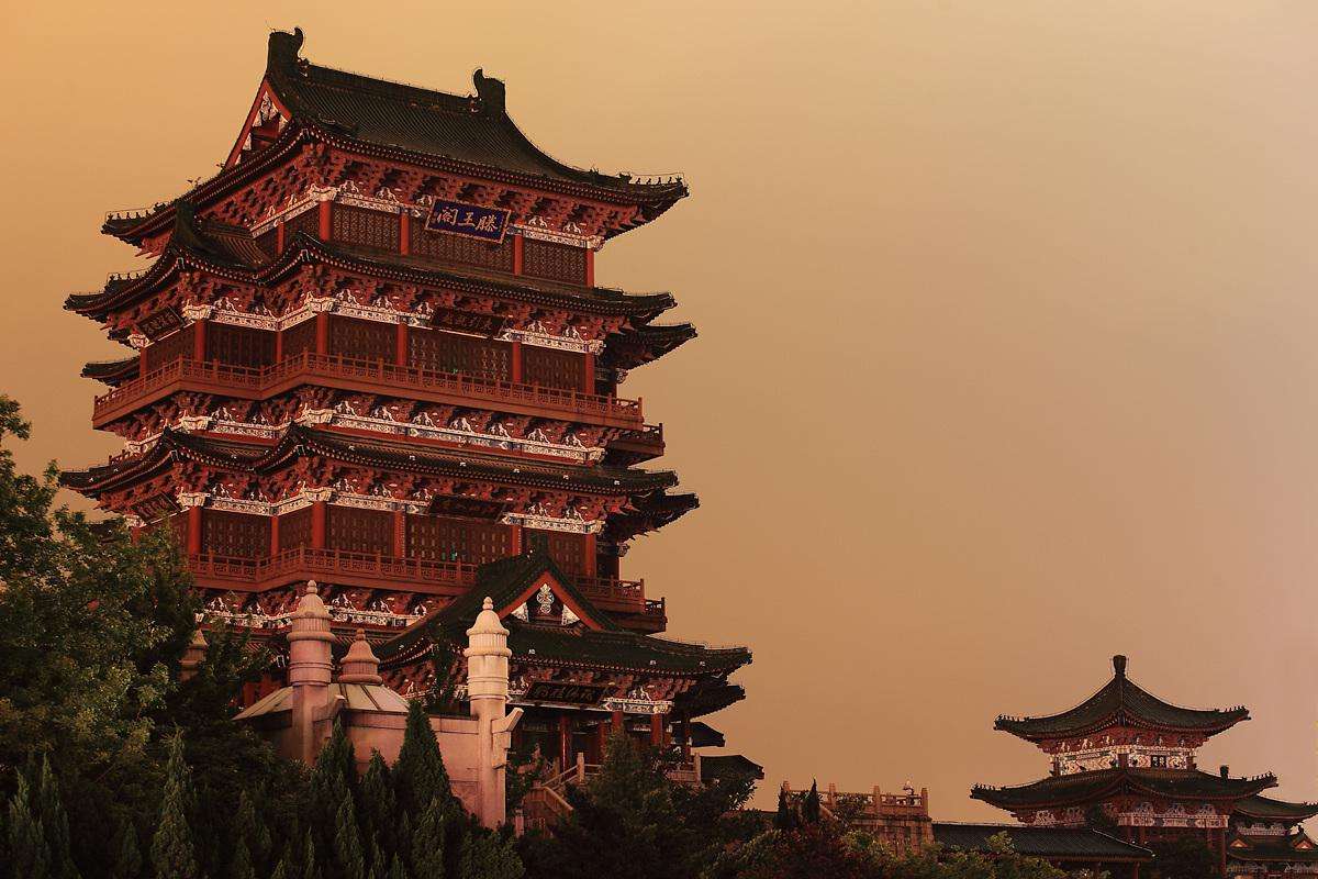 南昌,江西省的省会,是许多著名和不寻常的风景名胜的.