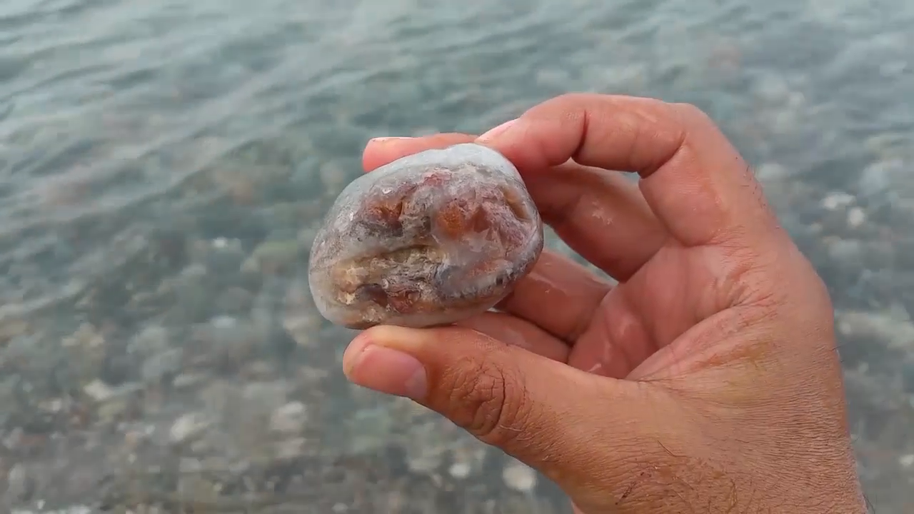 男子海边游玩发现一小石头,捡起后,才知是罕见宝贝