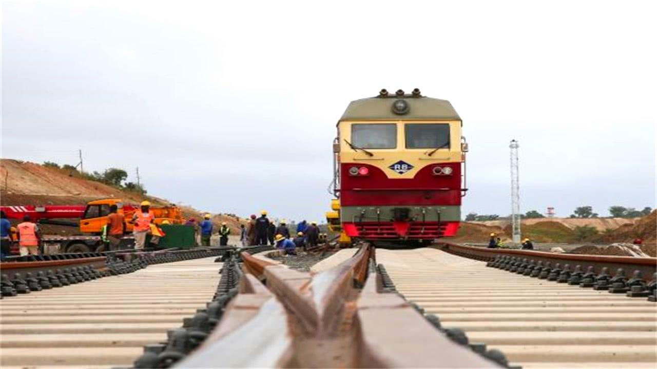 非洲最牛的铁路: 由中国人制造, 乘务员服装和中国都是一样的