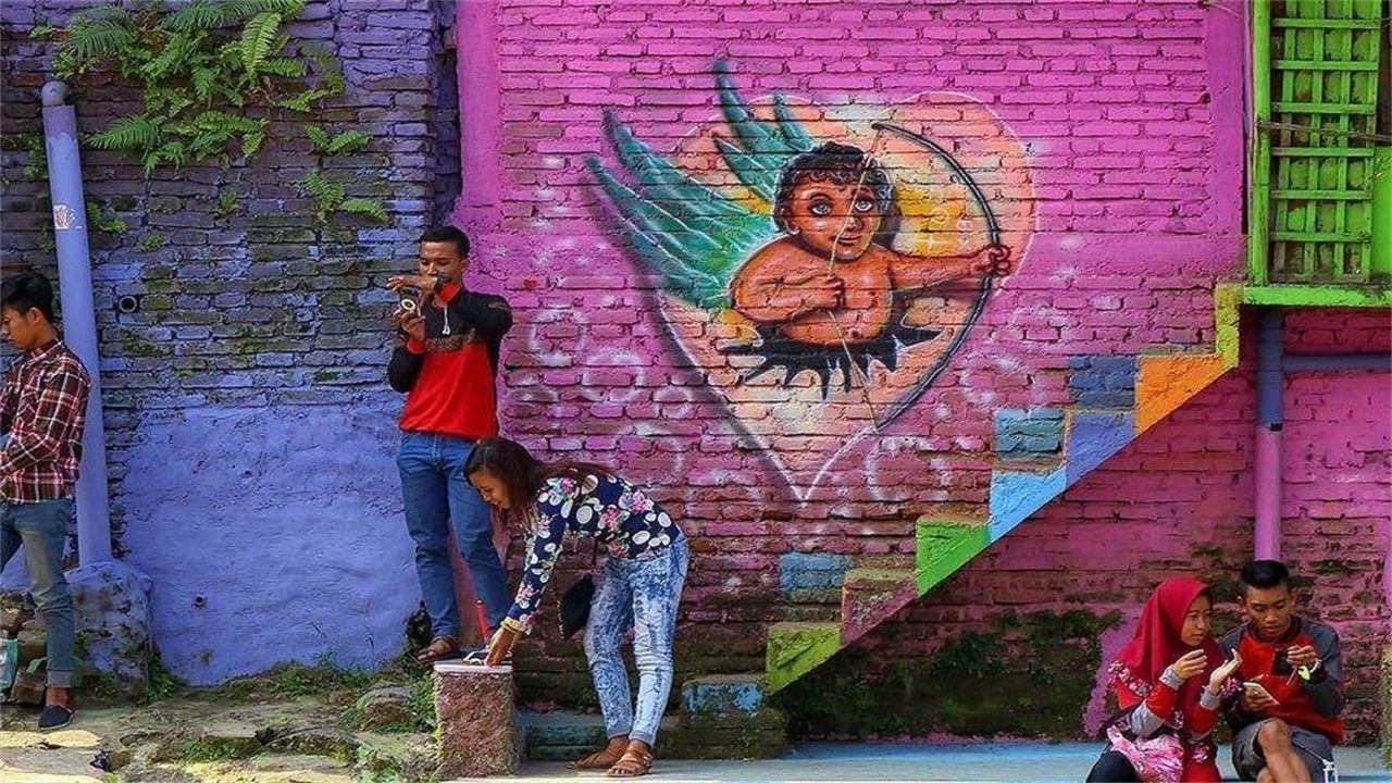 印尼曾经的贫民窟,被涂上彩色后,如今成为旅游胜地!