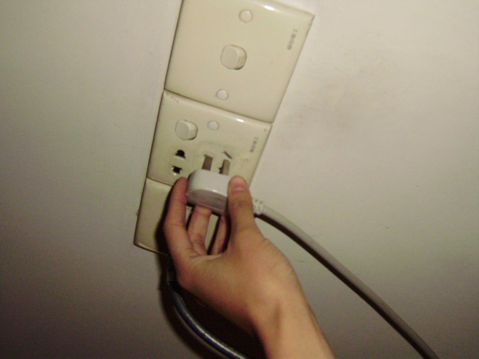 打雷不拔电源会漏电?网友:有避雷针不用怕!还是别逞强了吧