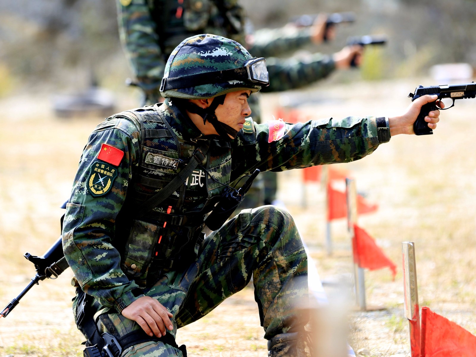 特战尖兵负重30斤一天训练16小时 上演现实版绝地求生