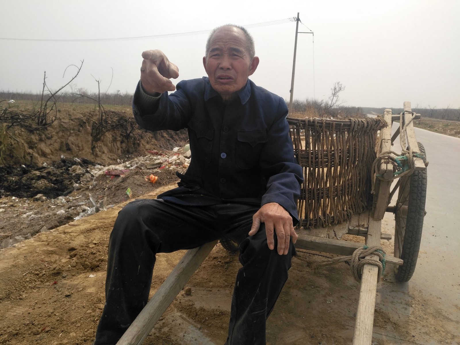 山西运城81岁退休老人公路边上砌长墙,过路人都竖大拇指