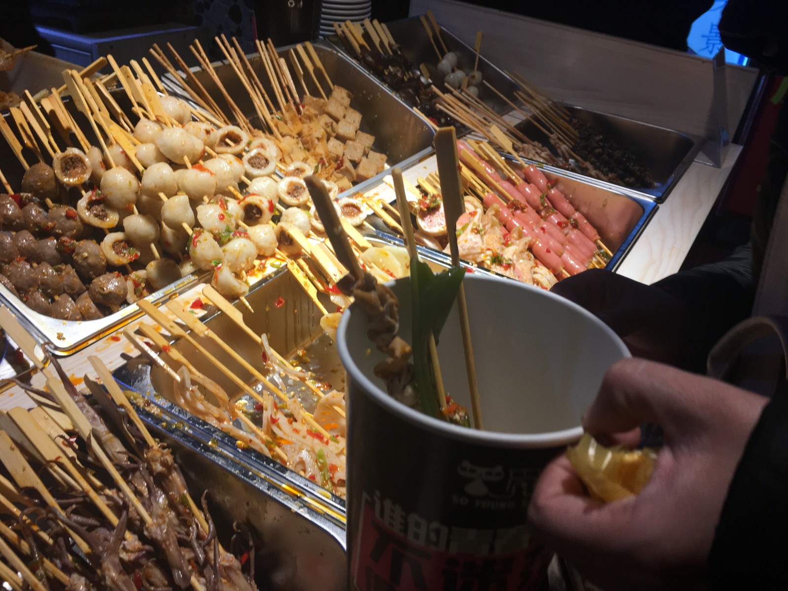 街边小摊卖"秘制冷串",售价3到5块钱一串,一晚上进账上千元!