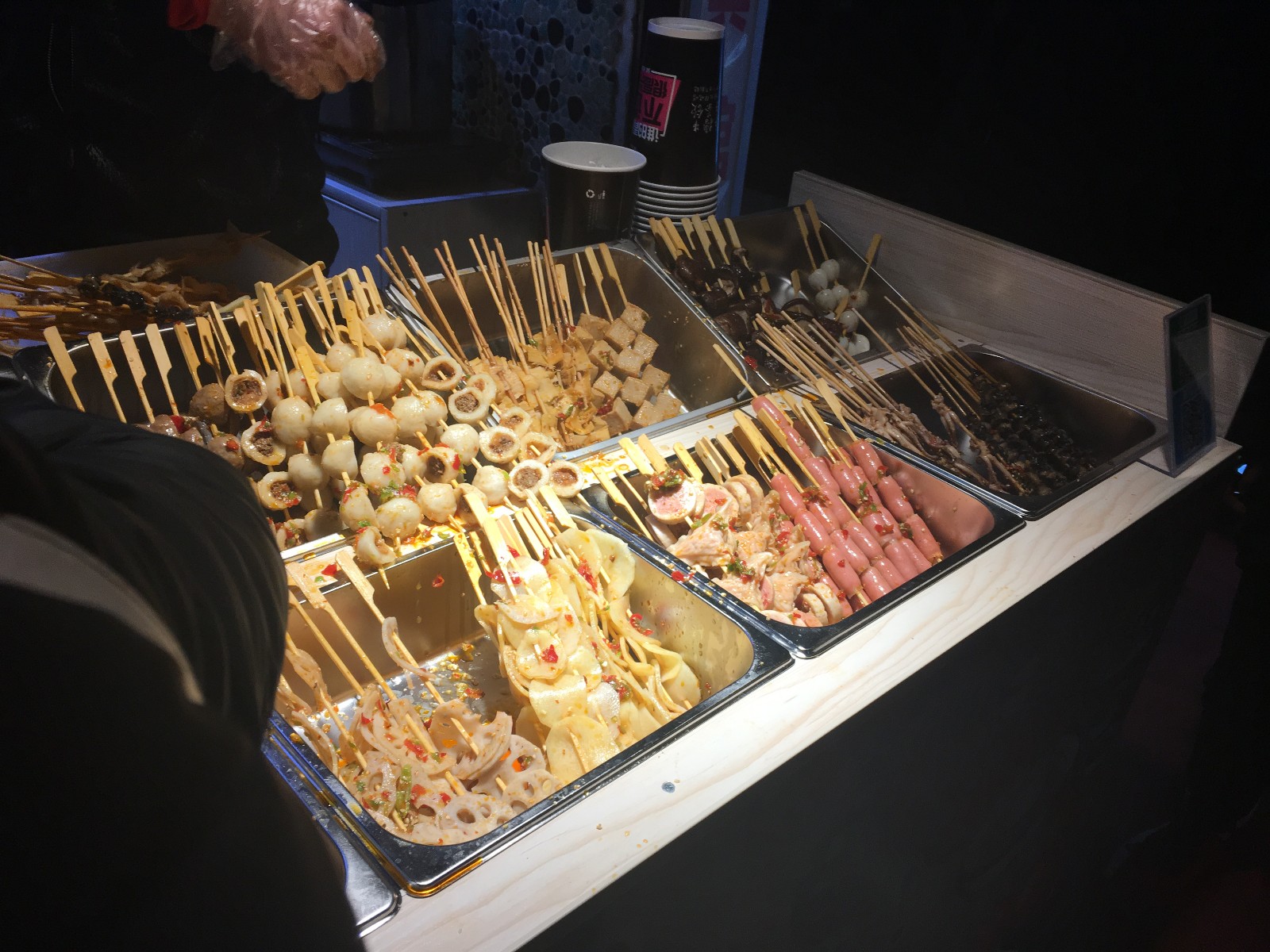 街边小摊卖"秘制冷串",售价3到5块钱一串,一晚上进账上千元!