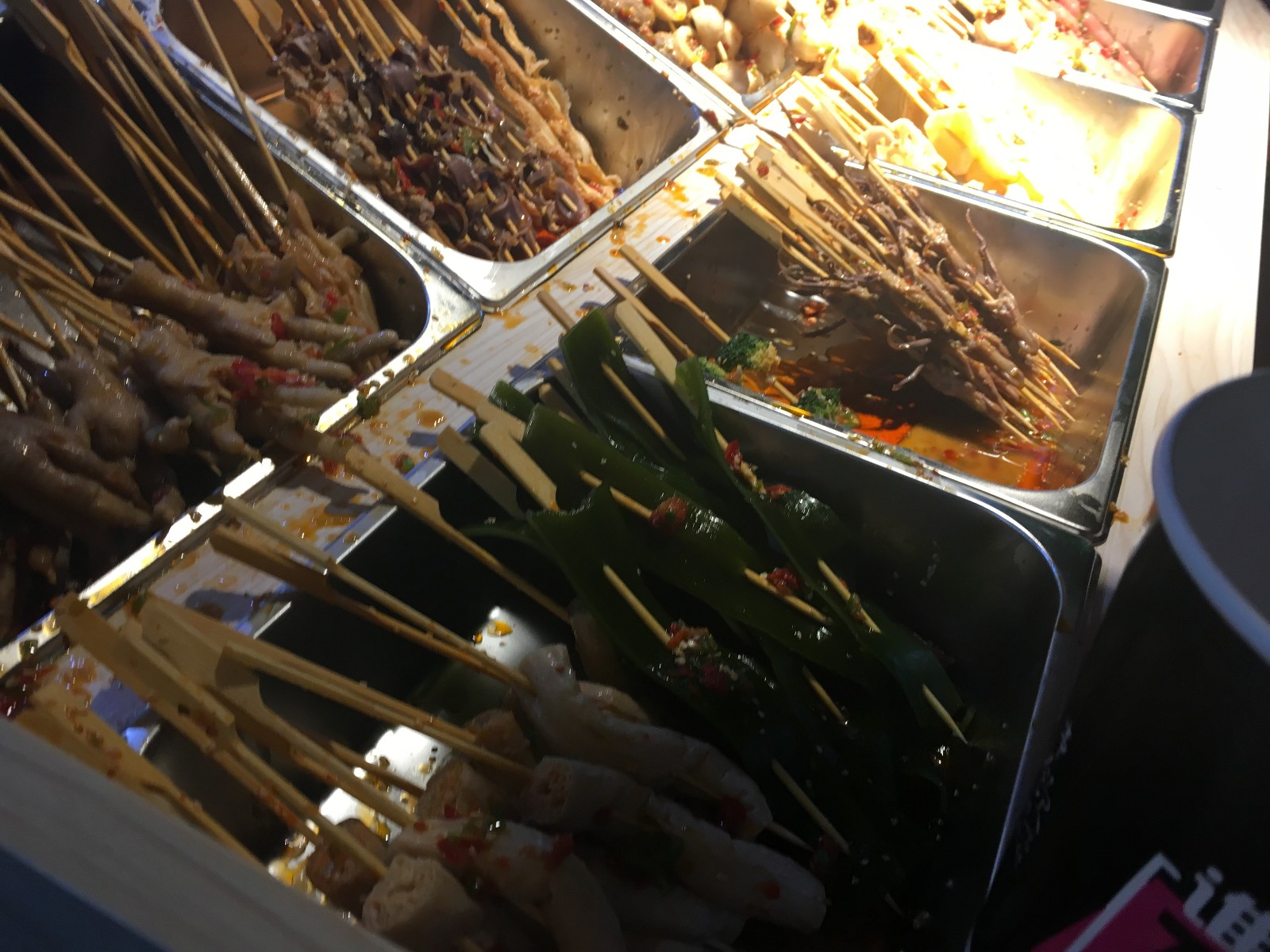 街边小摊卖"秘制冷串",售价3到5块钱一串,一晚上进账上千元!