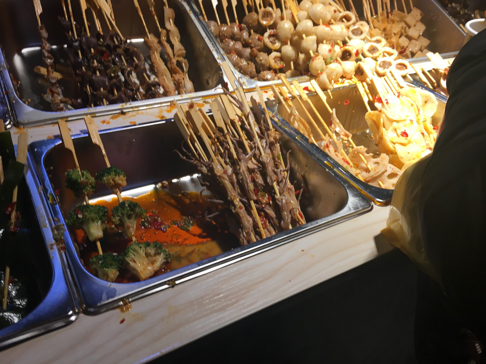 街边小摊卖"秘制冷串",售价3到5块钱一串,一晚上进账上千元!