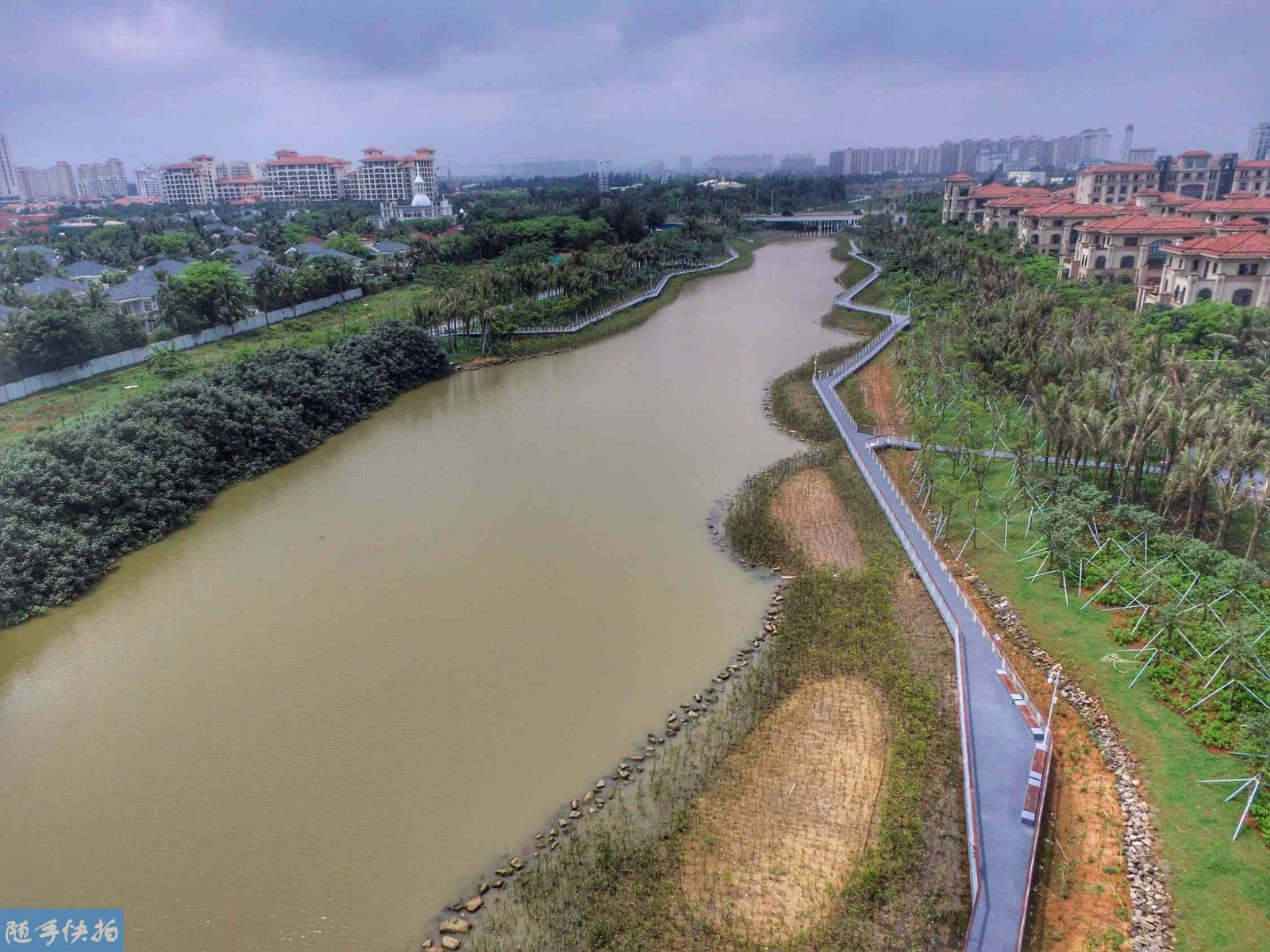 上帝视角看海口五源河国家湿地公园入海口水色两样特别震撼