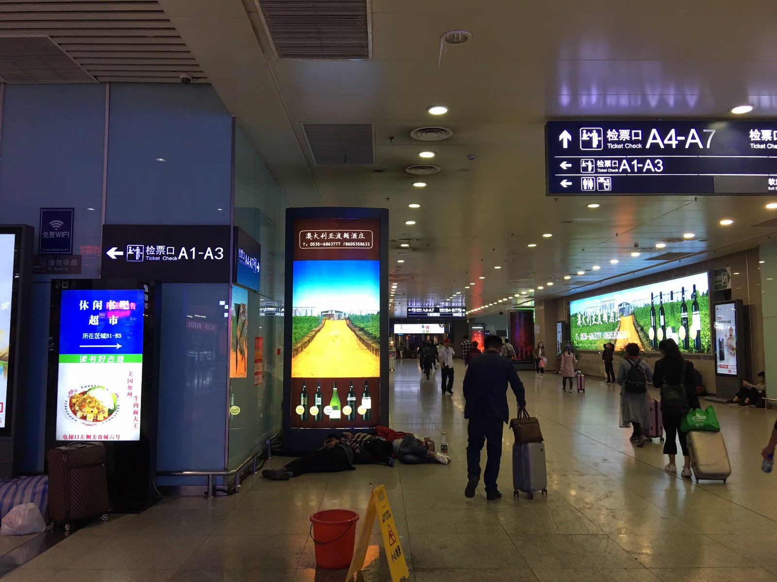 奇葩! 初夏济南站候车室现冰柱 晶莹剔透似冬天