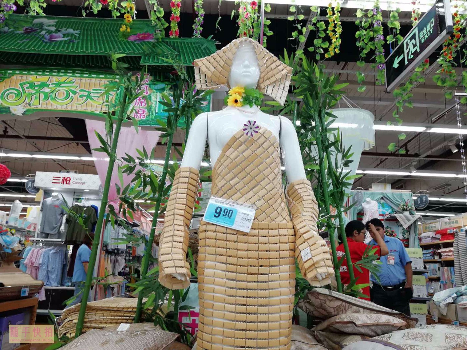2018年8月15日,山东济南一家大型购物中心,一件身披"凉席"的模特现身