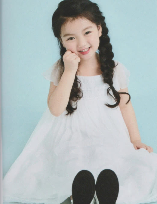 阿拉蕾参观杜甫草堂,扎俩麻花辫坐月亮门下拿扇子拍照像小才女!