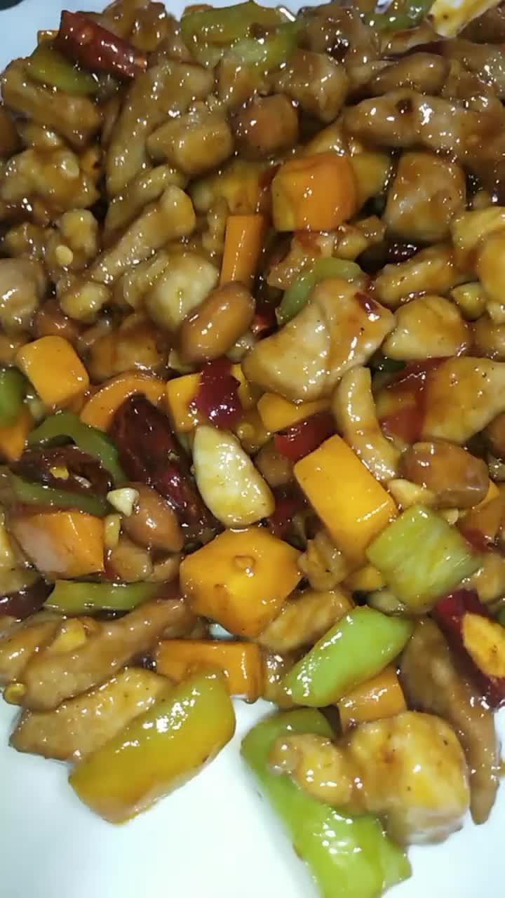 宫爆肉丁讲究火候,口味麻辣略带酸甜,深得食客的赞许