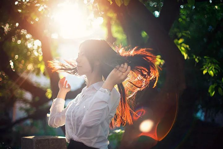 拍照时脸背光怎么办?如何拍摄美丽的逆光人像照?