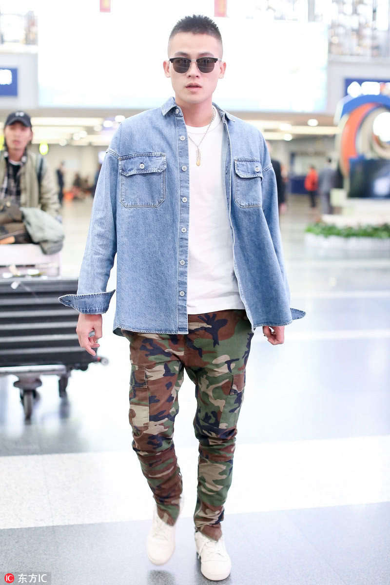 欧豪机场凹造型耍帅圈粉对着手机嘴角上扬是在给马思纯报备