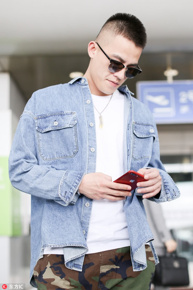 欧豪机场凹造型耍帅圈粉 对着手机嘴角上扬是在给马思纯报备?