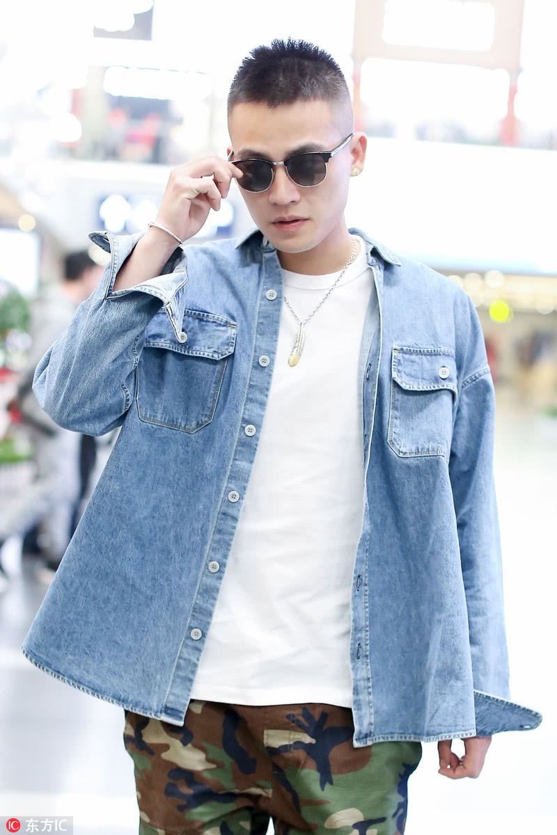 欧豪机场凹造型耍帅圈粉对着手机嘴角上扬是在给马思纯报备