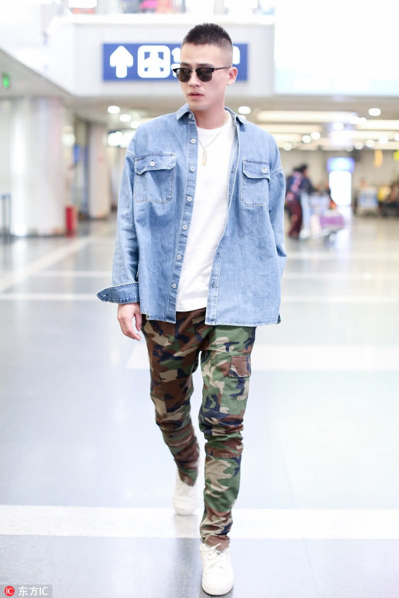 欧豪机场凹造型耍帅圈粉对着手机嘴角上扬是在给马思纯报备