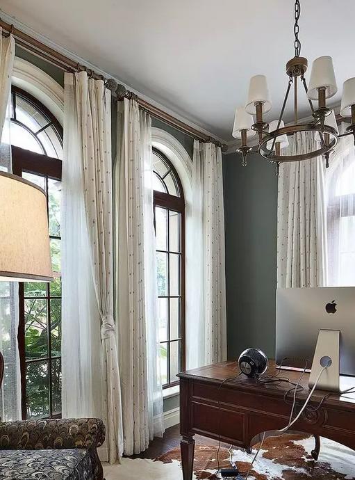 窗帘用罗马杆还是轨道杆拉着更顺滑?看完心里立马有数了