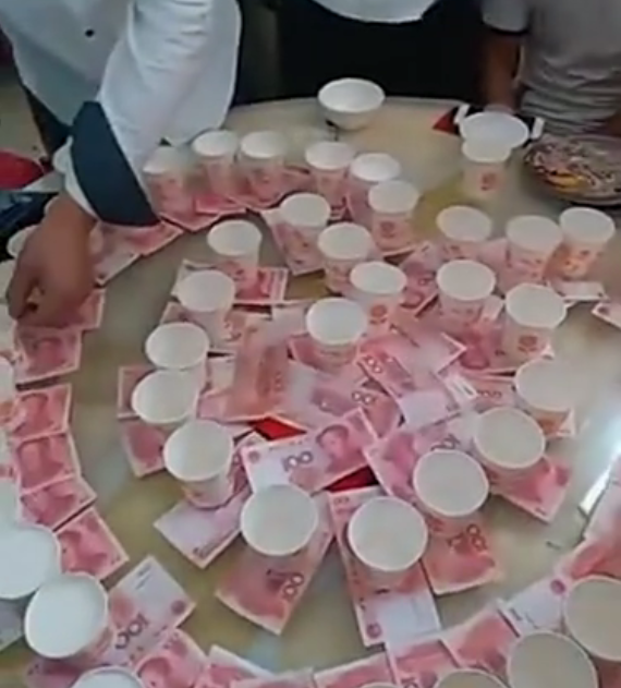 奇葩酒文化,喝酒拿人民币拿的手软,酒量大的人看了眼红!