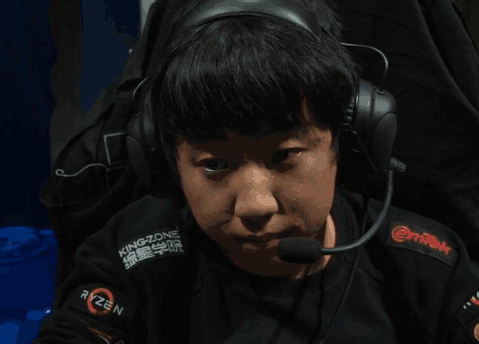 最后一局比赛暂停中的khan,表情衰败,似乎对这局比赛不抱希望