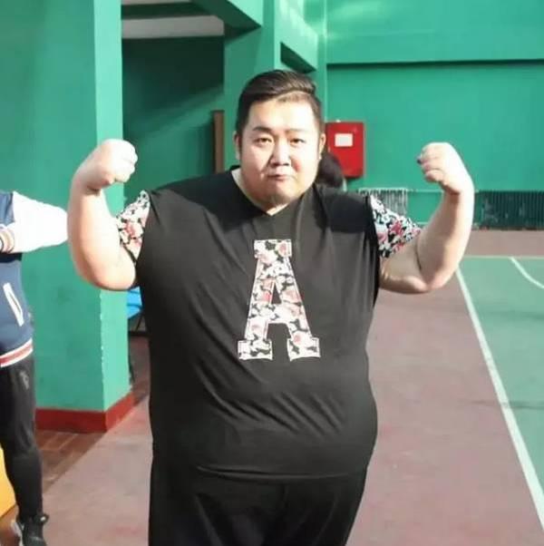 小伙打破减肥吉尼斯纪录, 我瘦两斤都难, 他减了250斤!