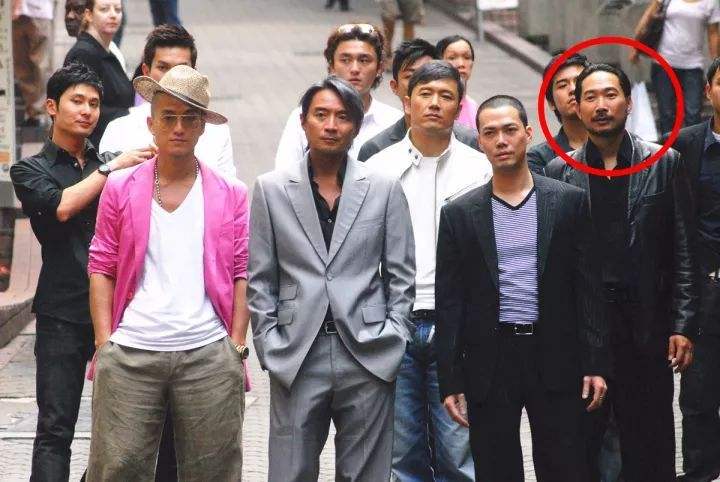 因长期饰演恶霸而令人生畏,生活中却是大暖男,今在街头卖鱼为生