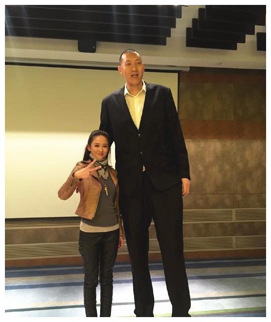 2米36比姚明高10公分巨人合影