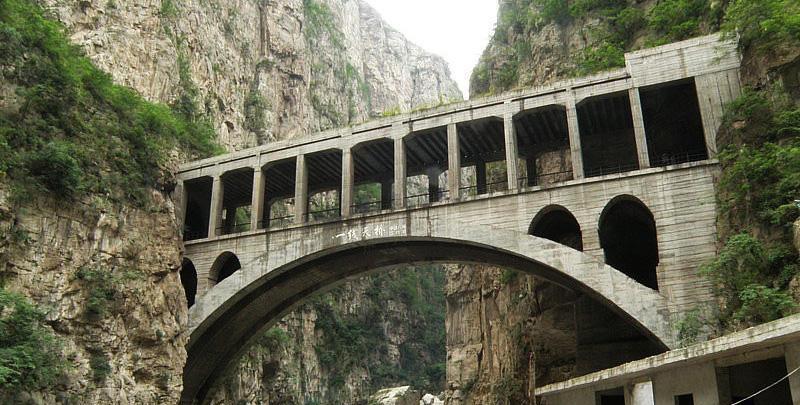 大田箐特大桥:位于龙骨甸至黑井之间,全长1166米,38个墩台,是成昆铁路