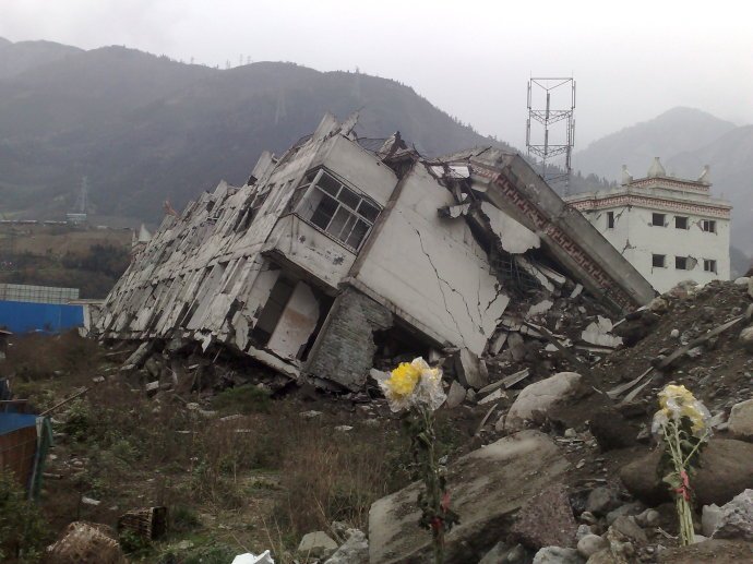 男孩对汶川地震中受伤的女友说活着就好我永远不会离开你