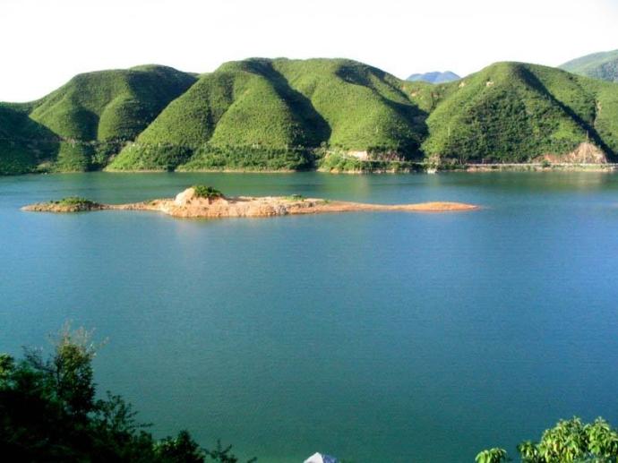 枫泽湖:也叫大坳水库,位于江西上饶县,枫泽湖以大坳水库为基础,以五府