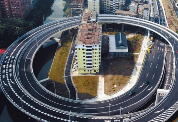 见过的最牛的几个钉子户,破旧楼房独树一帜,与周围对比明显_新浪看点