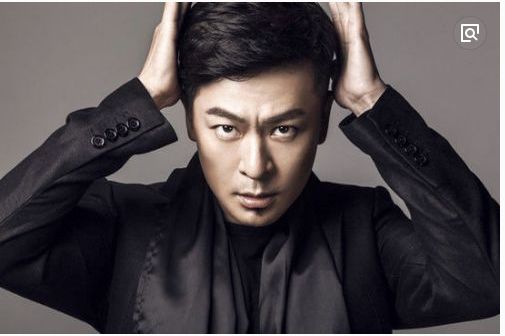 他是个魅力十足的暖男,唱歌还好听,却演过娘娘腔,堪称为经典