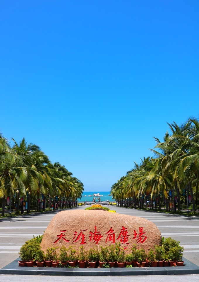 可乘坐6,16,21,24,25,26,29路到天涯海角景区下车;b.