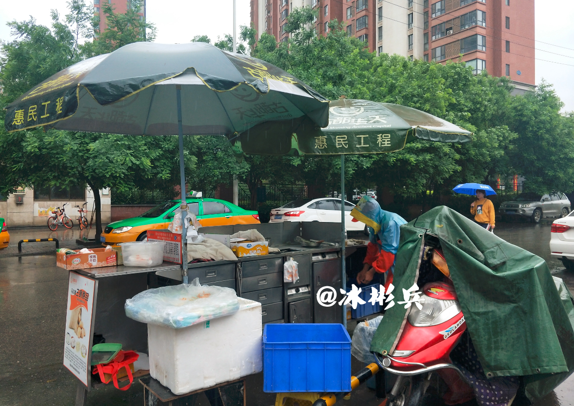 雨中摆摊卖菜的大爷大妈满眼忧愁,卖樱桃的大姐都快急哭了.