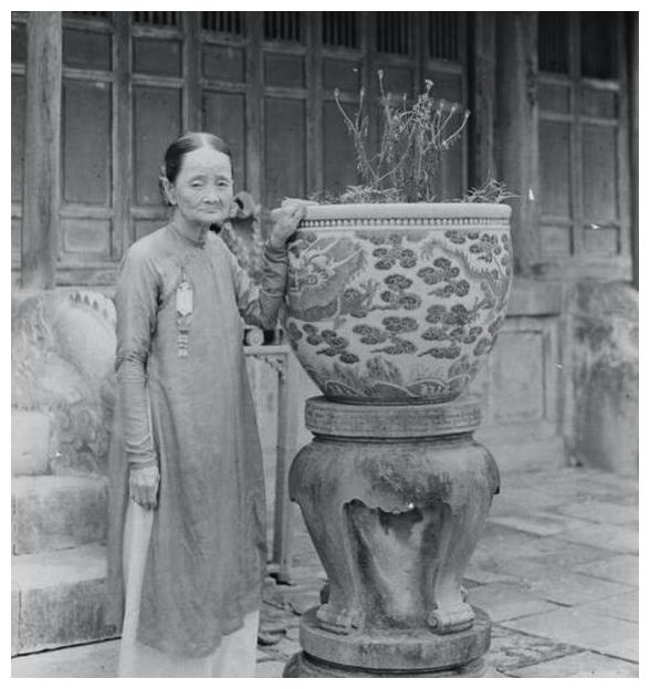 1929年越南阮朝皇宫老照片中的老宫女|越南|宫女|皇宫_新浪新闻