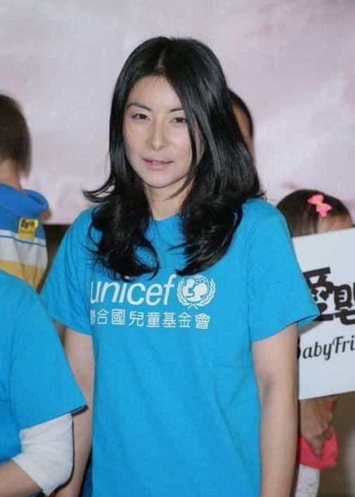 郭晶晶才37岁就已满头白发,原因让人心疼,网友:嫁豪门不易