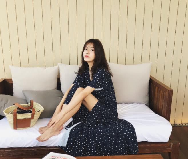 张子萱 晒美照秀大长腿,笑起来天真像个小女孩
